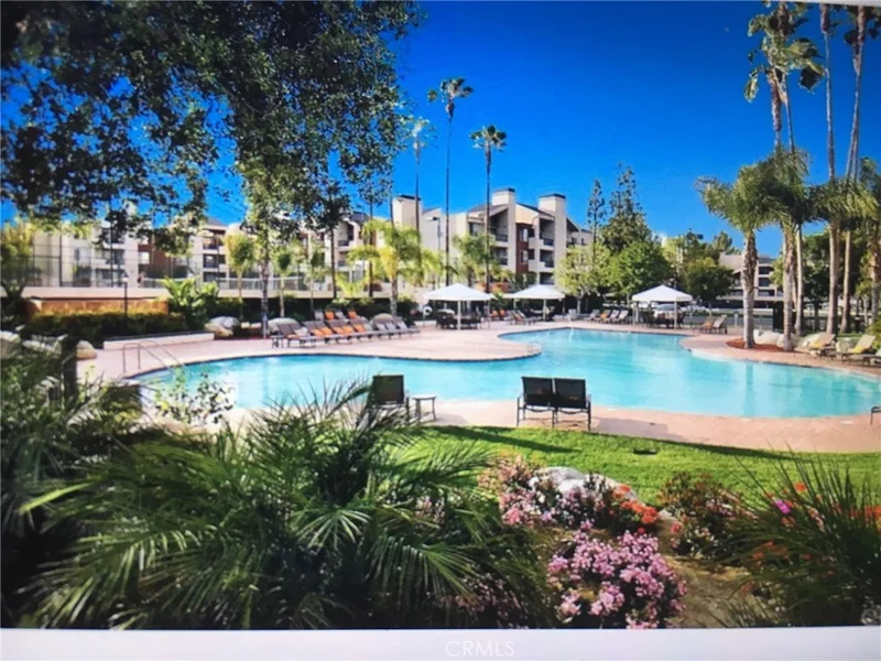 5565 Canoga #221, Woodland Hills, CA 91367