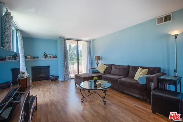 911 Kings #310, West Hollywood, CA 90069