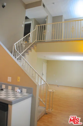 102 Manhattan #201, Los Angeles, CA 90004