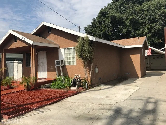11427 California, Lynwood, CA 90262