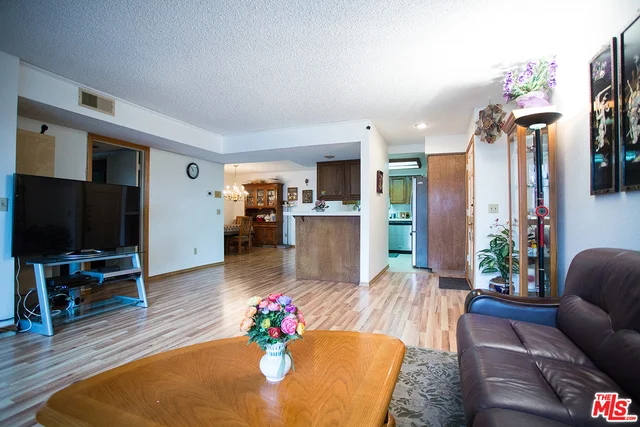 631 Kenmore #201, Los Angeles, CA 90005