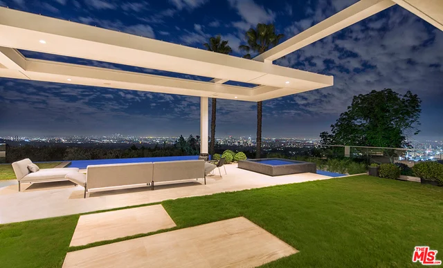 900 Stradella, Los Angeles, CA 90077