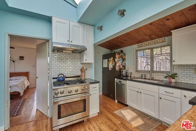 2302 Loma Vista, Los Angeles, CA 90039