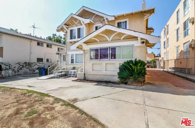 851 Manhattan, Los Angeles, CA 90005