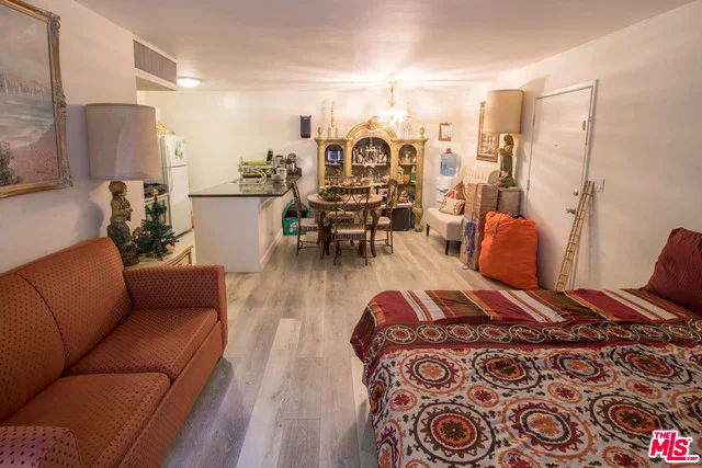 8601 International #105, Canoga Park, CA 91304
