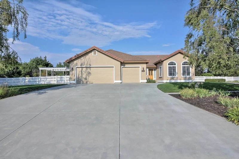 6255 Dunnville, Hollister, CA 95023
