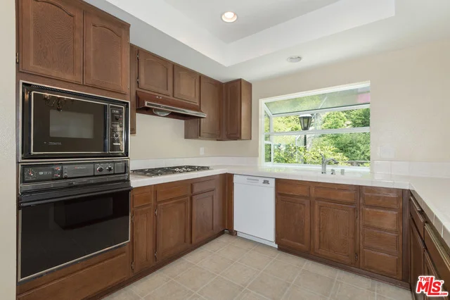 8832 Moorcroft, West Hills, CA 91304