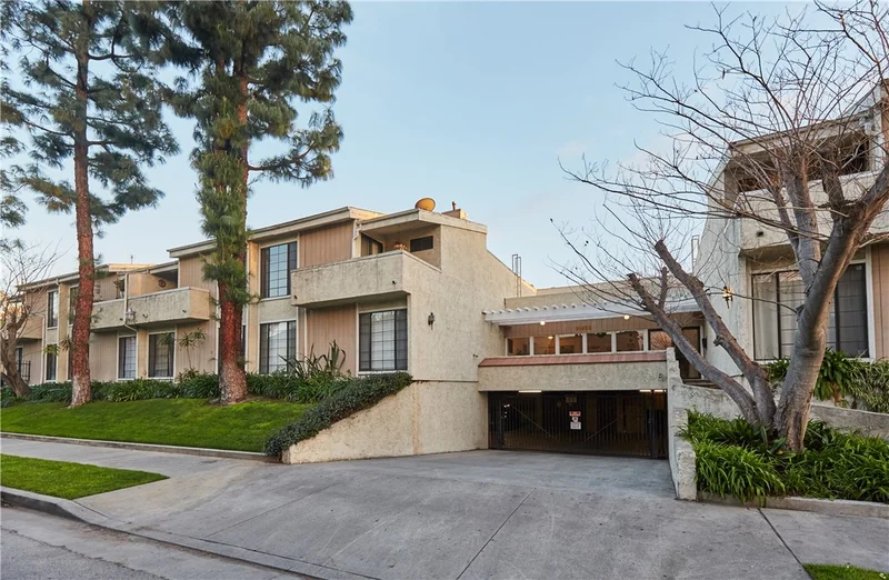 11834 Gilmore #11, North Hollywood, CA 91606