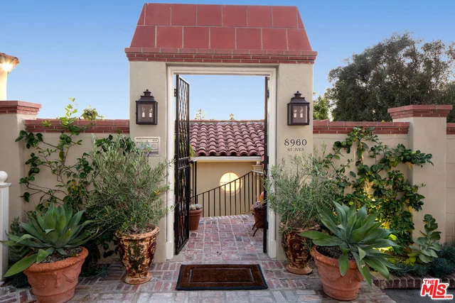 8960 St Ives, Los Angeles, CA 90069