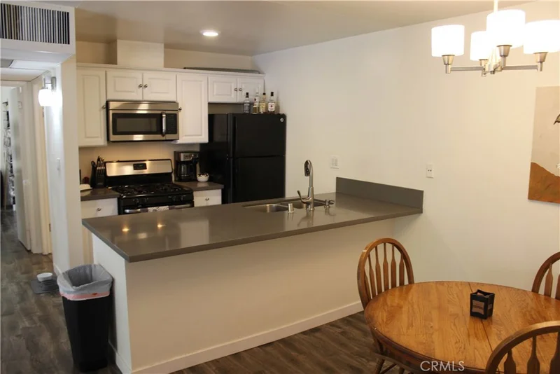 8601 International #261, Canoga Park, CA 91304