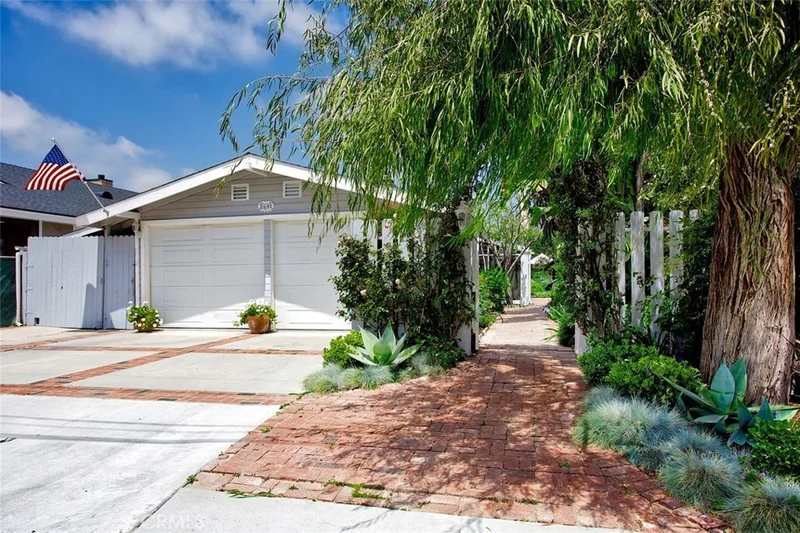 260 Santo Tomas, Costa Mesa, CA 92627