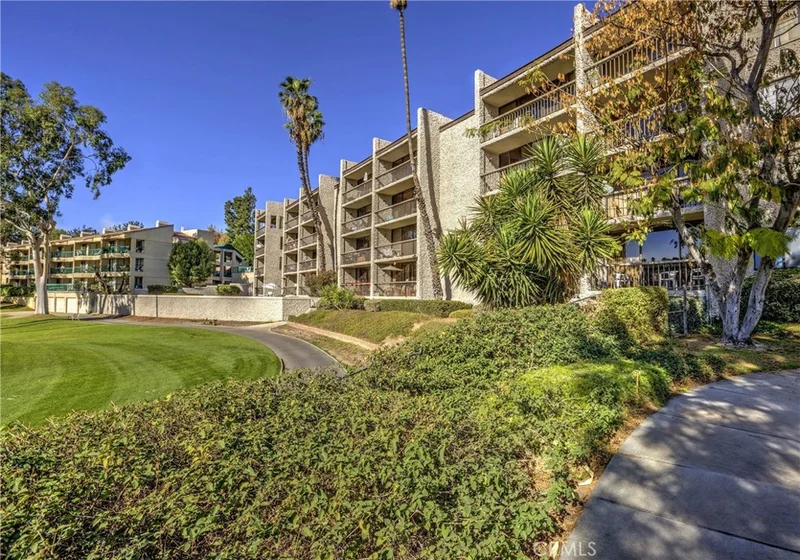 5555 Canyon Crest #3F, Riverside, CA 92507