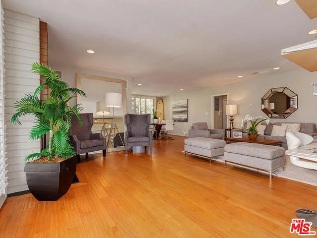 520 Montana #101, Santa Monica, CA 90403