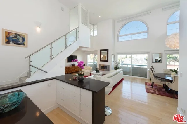 1872 Midvale #301, Los Angeles, CA 90025