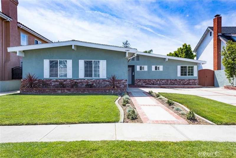 11861 Pine, Los Alamitos, CA 90720