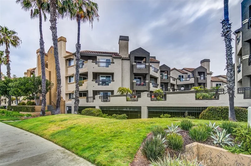 420 Lake #207, Huntington Beach, CA 92648