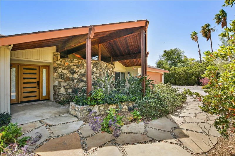 2290 Oak Crest, Riverside, CA 92506