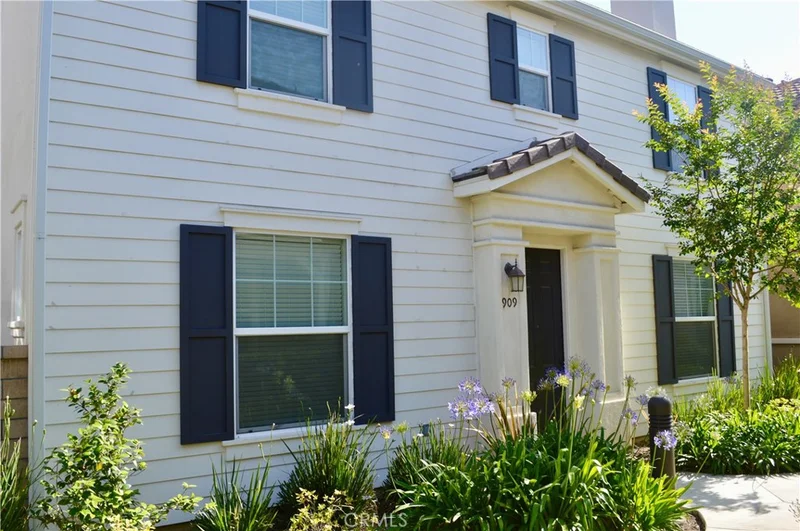 909 Woodbine, Azusa, CA 91702