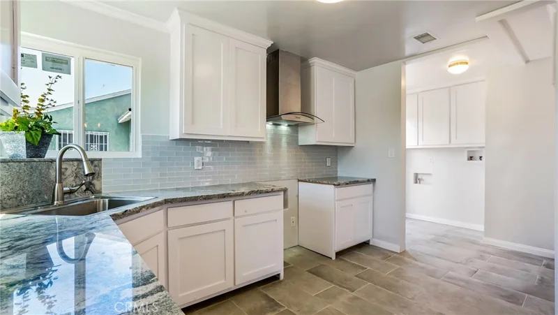11862 Raymond, Los Angeles, CA 90044