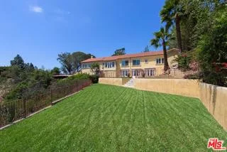 1050 Stradella, Los Angeles, CA 90077