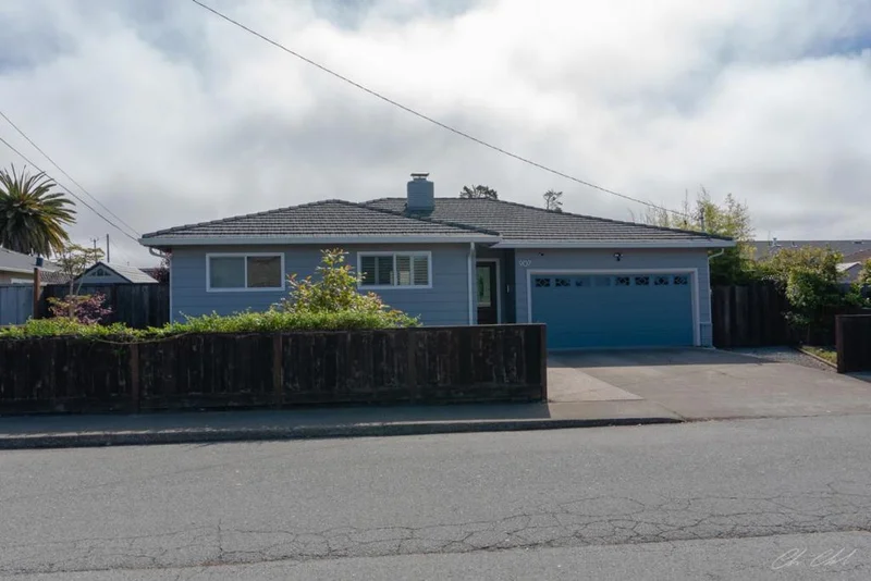 907 Third, Half Moon Bay, CA 94019