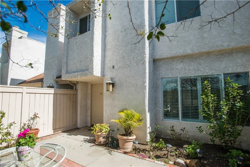 10420 Zelzah #A, Northridge, CA 91326
