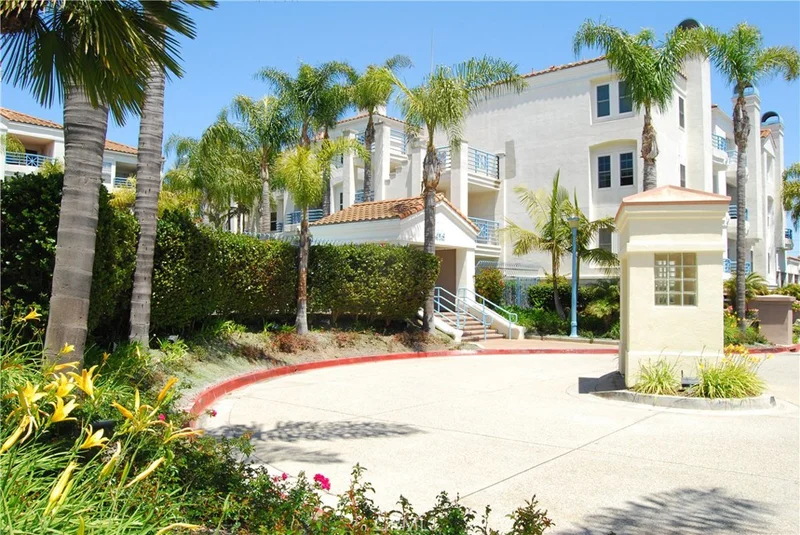 415 Townsquare #126, Huntington Beach, CA 92648