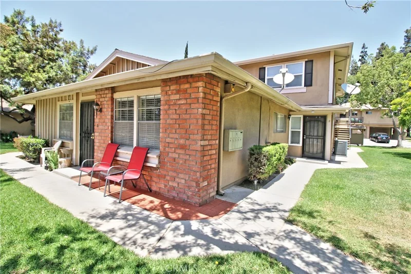 1025 Calle De La Luna #4, Azusa, CA 91702