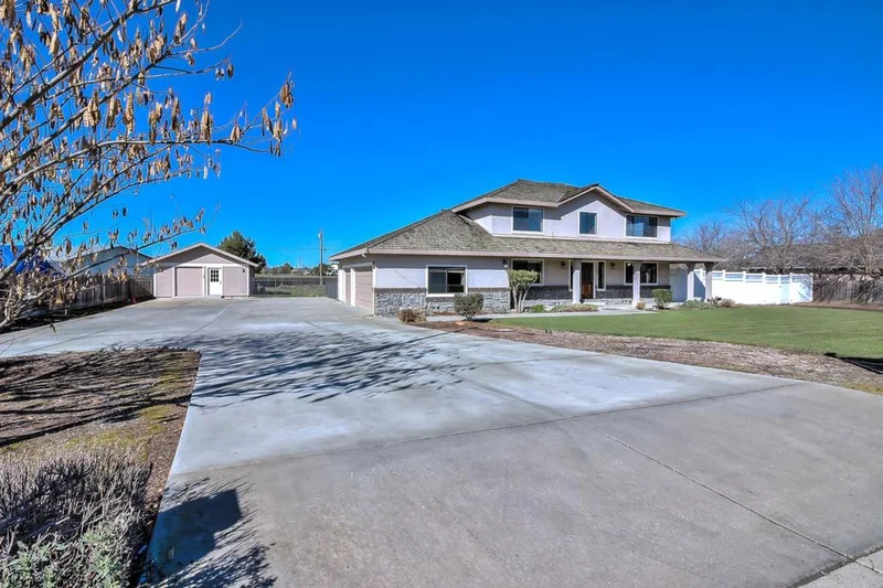 1881 Santa Ana, Hollister, CA 95023