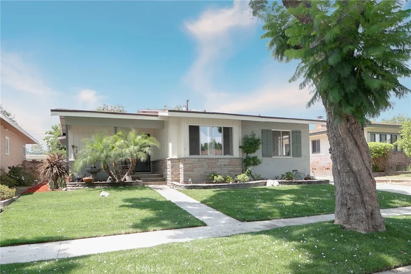 2547 Ostrom, Long Beach, CA 90815