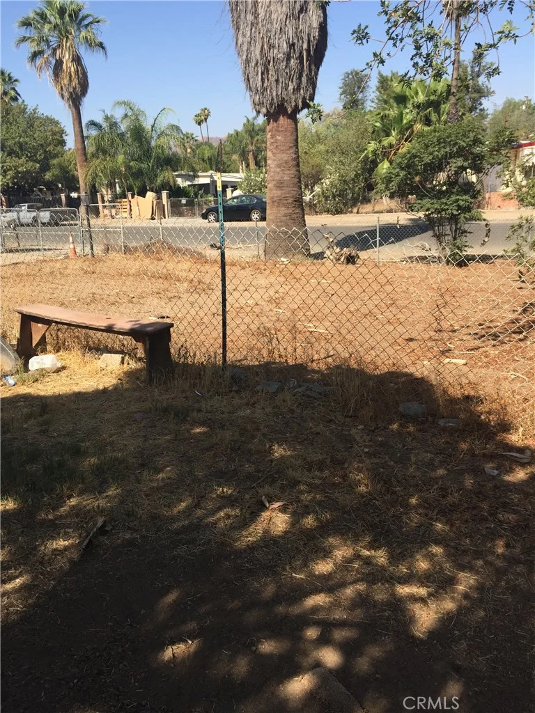 22880 La More, Perris, CA 92570