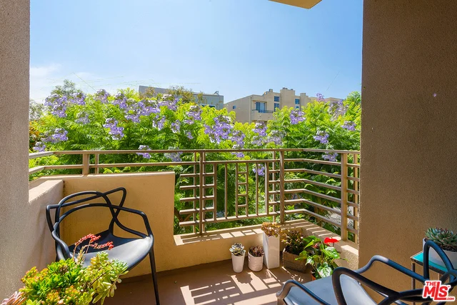 1176 Wellesley #301, Los Angeles, CA 90049