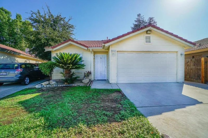 6212 Carnegie, Fresno, CA 93722