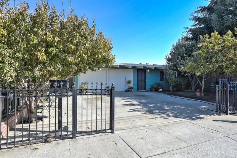 2572 Illinois Street, East Palo Alto, CA 94303