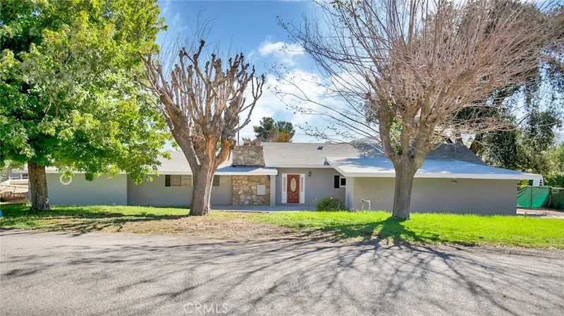 11823 Della, Colton, CA 92324