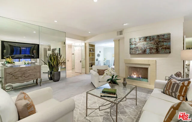 621 Barrington #109, Los Angeles, CA 90049