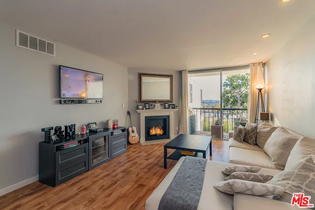 8530 Holloway #422, West Hollywood, CA 90069