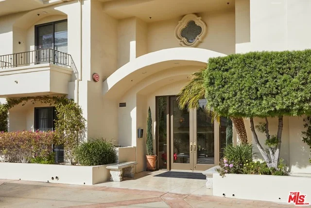 453 Barrington #402, Los Angeles, CA 90049