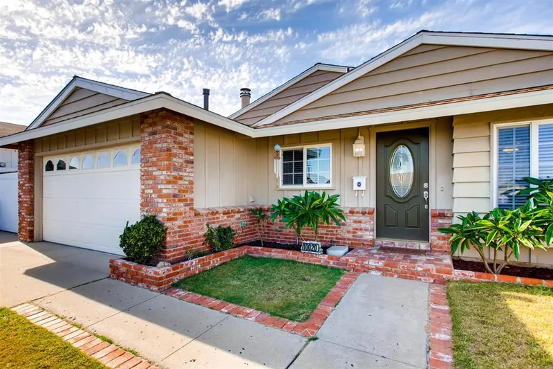 10020 Burrock Dr., Santee, CA 92071