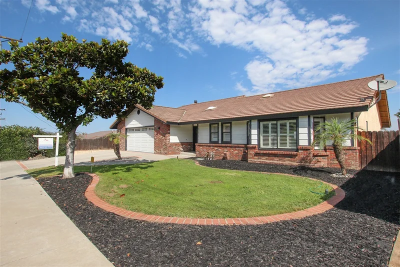 1032 Circle Dr, Escondido, CA 92025