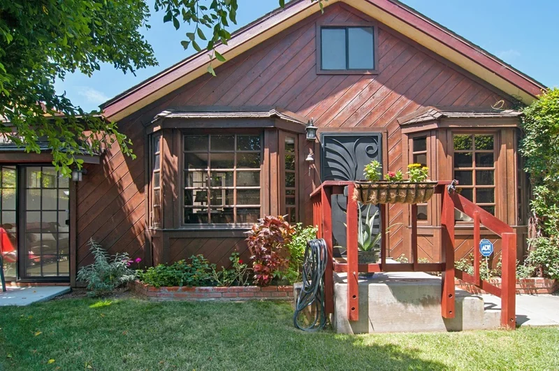 1048 Emerald St, San Diego, CA 92109