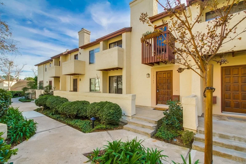 1242 River Glen Row #40, San Diego, CA 92111
