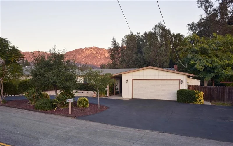 2954 Laurashawn Ln, Escondido, CA 92026