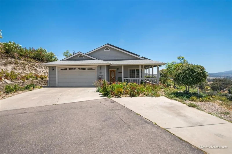 411 Grapefruit Drive, Ramona, CA 92065
