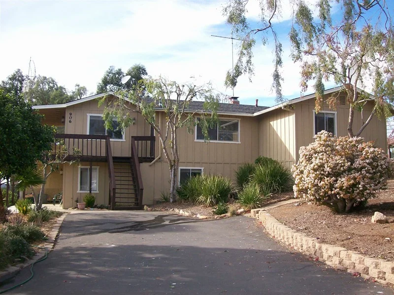 906 Taylor St, Vista, CA 92084