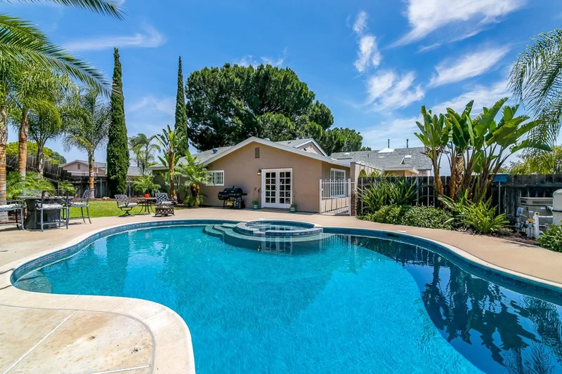 10023 Carreta Dr, Santee, CA 92071