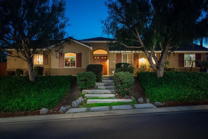 1003 Via Carina, Vista, CA 92081