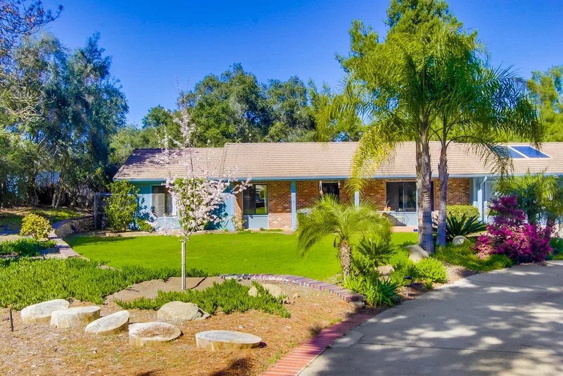 10136 Rancho Roble Rd, Escondido, CA 92026