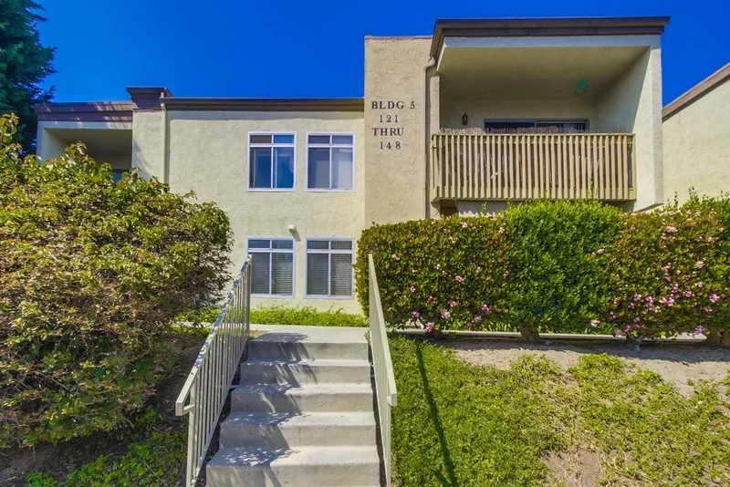 432 Edgehill Ln #127, Oceanside, CA 92054