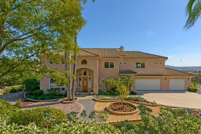 257 Royal Crest Ct., Escondido, CA 92025